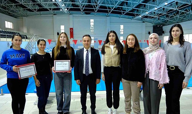 Kahraman öğrenciler rektör tarafından ödüllendirildi