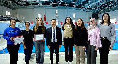 Kahraman öğrenciler rektör tarafından ödüllendirildi