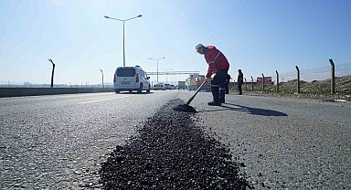 Kahramanmaraş'ta deforme olan yollar sıcak asfaltla tamir ediliyor