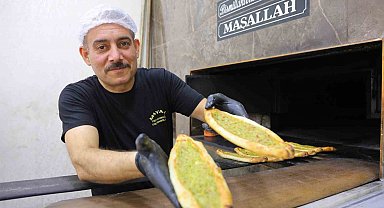 Kahramanmaraş'ta iftar sofralarının gözdesi: Fıstıklı börek