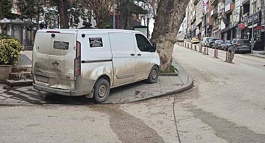 Kaldırıma park araç sürüsüne tepki geldi