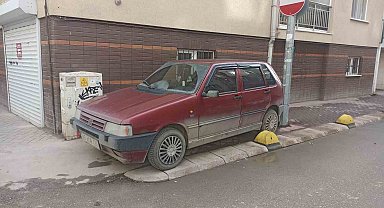 Kaldırıma park eden sürücü hem yayaları hem de engellileri hiçe saydı