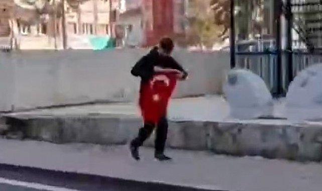 Kaldırımda gördüğü Türk Bayrağı'nı koşarak alan çocuk, kask kamerasıyla görüntülendi