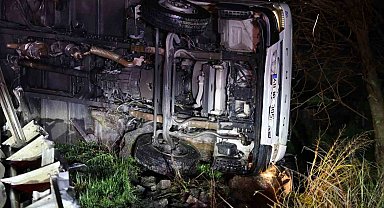 Kamyon bariyerlerde askıda kaldı, sürücü hafif yaralandı