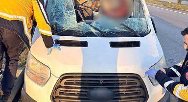 Kamyonet, beton köprü ayağı yüklü tıra çarptı: 1 ölü, 1 yaralı