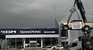 Kamyoneti vinç ile asıp firma önünde eylem yaptı