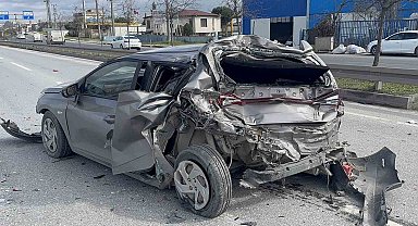 Kamyonun çarptığı otomobil adeta preslendi: 1 yaralı