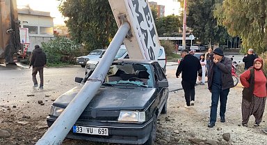 Kamyonun çarptığı tabela otomobilin üzerine devrildi: 1 yaralı