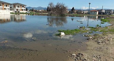 Kanalizasyon şebekesi çöktü inşaatlar su içinde kaldı