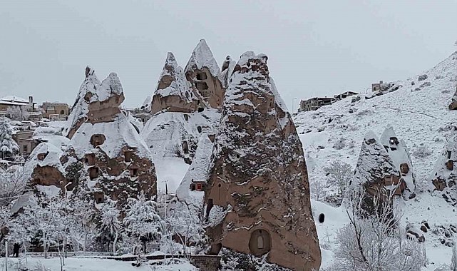 Kapadokya kar altında kartpostallık görüntüler oluştu
