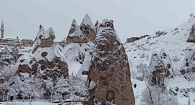 Kapadokya kar altında kartpostallık görüntüler oluştu