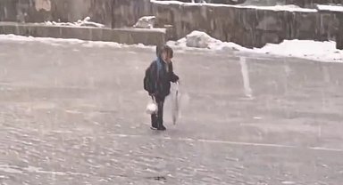 Kar altında İstiklal Marşı'nı okuyan çocuk yürekleri ısıttı