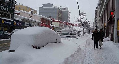 Kar Erzurum'u esir aldı, araçlar karın içinde kayboldu