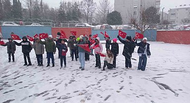 Kar ile bayraklar birleşti, okullar kırmızı-beyaza büründü