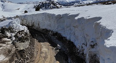 Kar iş makinelerinin boyunu aştı, kapalı yollar böyle açıldı