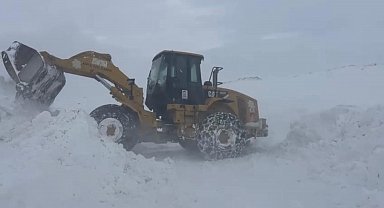 Kar kalınlığının 2 metreyi bulduğu Ağrı'da ekiplerin zorlu mesaisi