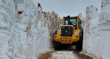 Kar kalınlığının 4 metreyi bulduğu Yüksekova'da kar savaşçılarının zorlu mesaisi