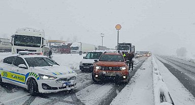 Kar ve tipi ulaşımı aksatıyor