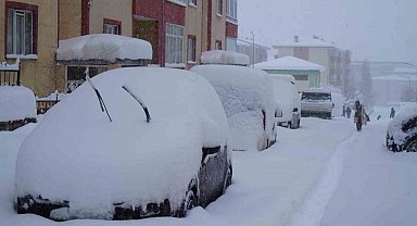 Kar yağışı Erzurum'u felç etti, okullar tatil, kar kalınlığı 50 santimetreyi geçti, bin 167 köy yolu ulaşıma kapalı