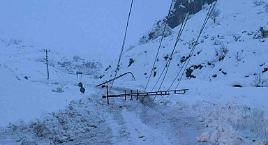 Kar yağışı nedeniyle devrilen 300 elektrik direği yenilendi