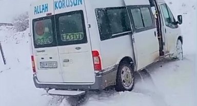 Kar yağışı nedeniyle yolda kalan öğrenci servisinin imdadına İl Özel İdaresi ekipleri yetişti