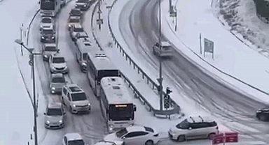 Kar yağışıyla trafik durma noktasına geldi
