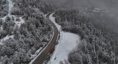 Karabük-Bartın kara yolunda bulunan 1030 rakımlı Ahmet Usta geçidi yeniden beyaz örtüyle kaplandı