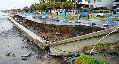 Karadeniz'de dev dalgalar sahili yıktı geçti