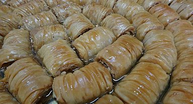 Karadeniz'in öne çıkan tatlıları arasında yerini alan Laz böreği ve gocaman gerdanı Ramazan'da daha çok ilgi görüyor