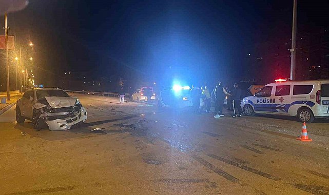 Karaman'da ciple otomobil çarpıştı: 4 yaralı