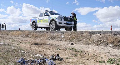 Karaman'da gelincik toplarken otomobilin çarptığı yaşlı kadın hayatını kaybetti