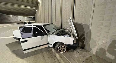 Karaman'da kontrolden çıkan otomobil alt geçidin duvarına çarptı