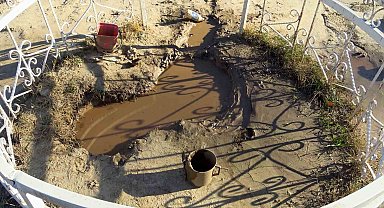 Karaman'da mezarlıkta çıkan yağlı çamurun şifa dağıttığına inanılıyor