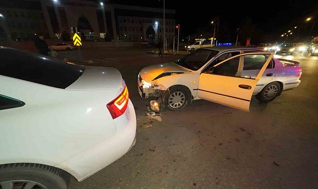 Karaman'da otomobiller çapıştı: 1 yaralı