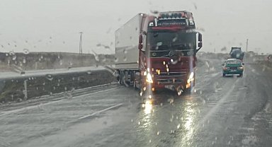 Karapınar'da şiddetli rüzgar ve sağanak sürücülere zor anlar yaşattı