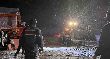 Karda mahsur kalan araçların imdadına Jandarma ekipleri yetişti
