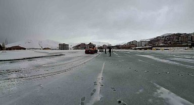 Karla kaplanan stadyum kısa sürede maçlara hazırlandı