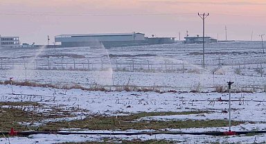 Karla kaplı arazide kaçak elektrikle sulama