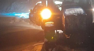 Karlı yolda mahsur kalan iki kişi kurtarıldı