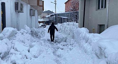 Karlıova'da 40 gündür süren kar yağışı hayatı zorlaştırıyor
