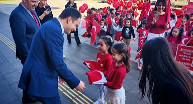 Karpuzlu'da miniklerden bayrağa saygı