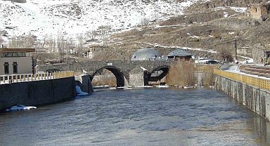 Kars Çayı'nda erken bahar: Zemheri beklenirken buzlar çözüldü