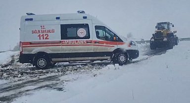 Kars'ta ambulanslara kar geçit vermedi