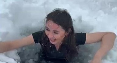 Kars'ta bir kadın Çıldır Gölü'nün buz gibi suyuna girdi