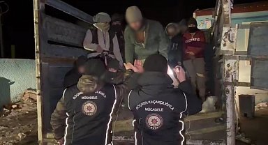 Kars'ta göçmen kaçakçılığı operasyonu: 19 düzensiz göçmen yakalandı