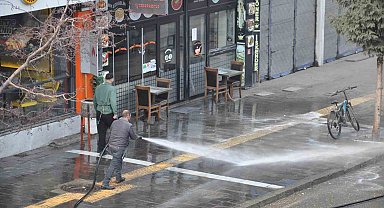 Kars'ta kaldırımlar tazyikli suyla yıkanıyor