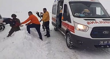 Kars'ta kar esareti: Hasta çocuklar için Mehmetçik ve ekipler seferber oldu