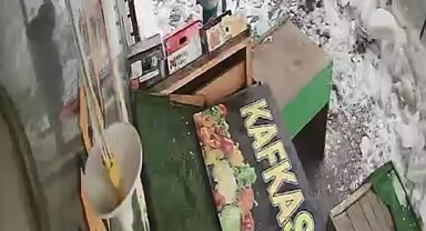 Kars'ta kar kütlesinden şans eseri kurtuldu