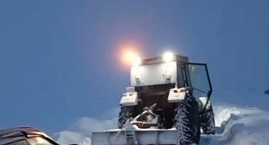 Kars'ta kara saplanan aracı vatandaş traktörüyle kurtardı