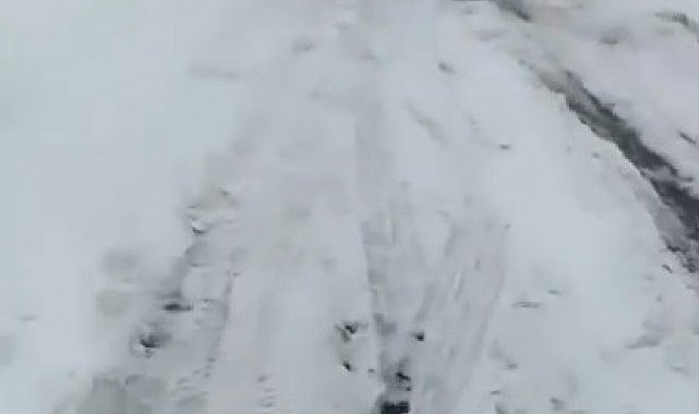 Kars'ta kayan tır kara yolunu ulaşıma kapattı